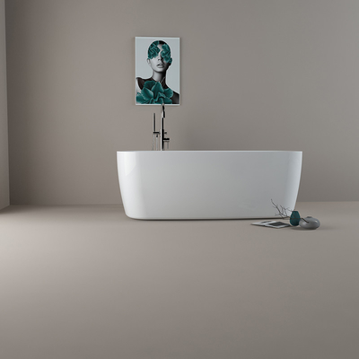 Stehende Badewanne mit Wasserhahn in rechteckiger Form
