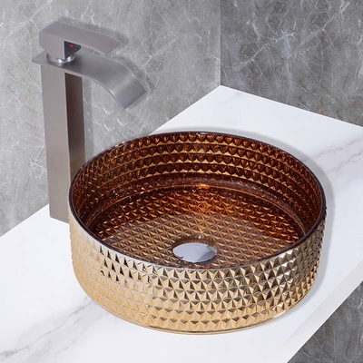 Auf der Küchenarbeitsplatte montiertes Glaswaschbecken in galvanisierter britischer Goldfarbe