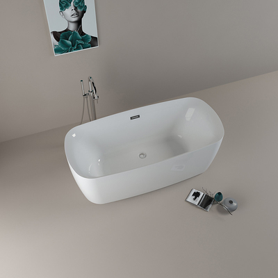 Stehende Badewanne mit Wasserhahn in rechteckiger Form