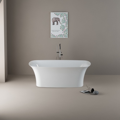 Glanzweiße freistehende Badewanne Badezimmer Sanierung Zentrum Abfluss Platzierung