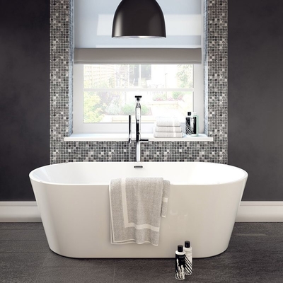 Frische reine Acrylfolie, ovale Form, frei stehende Badewanne mit zentraler Abflussplatzierung