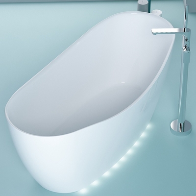 Moderne weiße freistehende Badewanne mit zentraler Entwässerung